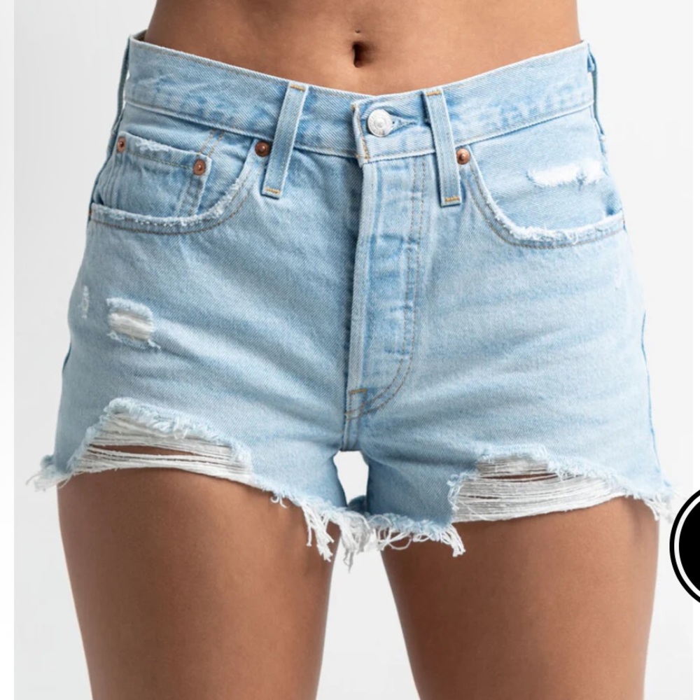 Levi’s 501 denim shorts light wash relaxed fit Destressed women’s size 31